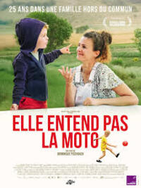 Elle entend pas la moto